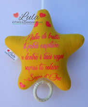 Carica l&#39;immagine nel visualizzatore di Gallery, Torte di Pannolini di Lula Creazioni - Carillon personalizzabile nome dedica- hand made - Stella femmina giallo rosa fiocco
