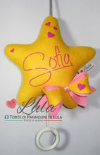 Carica l&#39;immagine nel visualizzatore di Gallery, Torte di Pannolini di Lula Creazioni - Carillon STELLA con Fiocco personalizzato nome - hand made - Stella femmina giallo rosa fiocco
