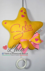 Torte di Pannolini di Lula Creazioni - Carillon STELLA con Fiocco personalizzato nome - hand made - Stella femmina giallo rosa fiocco