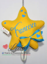 Carica l&#39;immagine nel visualizzatore di Gallery, Torte di Pannolini di Lula Creazioni - Carillon STELLA con Fiocco personalizzato nome - hand made - Stella maschio giallo azzurro celeste fiocco
