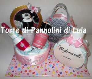 Torte di Pannolini di Lula Creazioni -  Composizione particolare bella idea regalo nascita battesimo festa futura mamma femmina rosa elegante trousse borsa profumo gravidanza neonato bella shop online spedizioni italia ancona