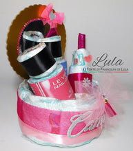 Carica l&#39;immagine nel visualizzatore di Gallery, Torte di Pannolini di Lula Creazioni -  Composizione particolare bella idea regalo nascita battesimo festa futura mamma femmina rosa elegante trousse smalto rossetto gravidanza neonato bella shop online spedizioni italia ancona
