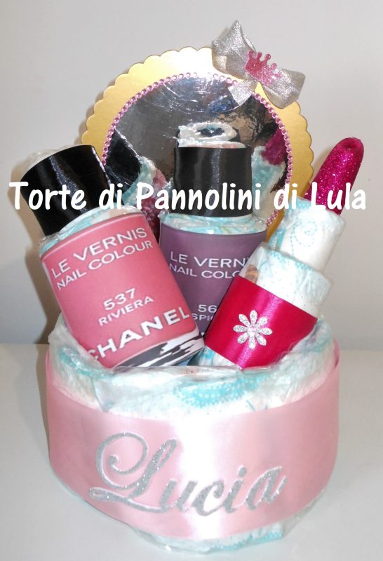 Torte di Pannolini di Lula Creazioni -  Composizione particolare bella idea regalo nascita battesimo festa futura mamma femmina rosa elegante trousse smalto rossetto gravidanza neonato bella shop online spedizioni italia ancona