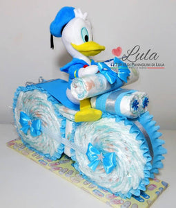 Torte di Pannolini di Lula Creazioni - MOTO grande + Paperino - azzurro maschio Torte di pannolini di Lula Creazioni Moto peluche personalizzabile fucsia celeste azzurra maschio femmina rosa idea regalo gravidanza nascita battesimo baby shower neonato bella utile originale shop online spedizioni italia ancona