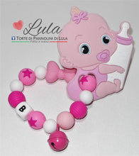 Carica l&#39;immagine nel visualizzatore di Gallery, Torte di Pannolini di Lula Creazioni - gioco dentizione silicone con iniziale - bimba - femmina rosa fucsia
