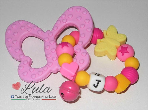 Torte di Pannolini di Lula Creazioni - gioco dentizione silicone con iniziale - farfalla - femmina rosa fucsia