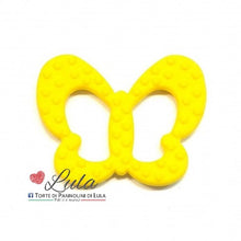 Carica l&#39;immagine nel visualizzatore di Gallery, Torte di Pannolini di Lula Creazioni - gioco dentizione silicone con iniziale - farfalla - maschio femmina giallo
