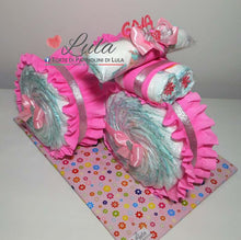 Carica l&#39;immagine nel visualizzatore di Gallery, Torte di pannolini Lula Creazioni - Triciclo Pampers particolare rosa femmina regalo nascita battesimo festa futura mamma gravidanza neonato bella shop online spedizioni italia ancona
