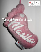 Carica l&#39;immagine nel visualizzatore di Gallery, Torte di pannolini di Lula Creazioni - Piedino personalizzato nome dedica - gadget auto portachiavi decorazione camera albero Natale regalo neonato rosa femmina
