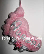 Carica l&#39;immagine nel visualizzatore di Gallery, Torte di pannolini di Lula Creazioni - Piedino personalizzato nome dedica - gadget auto portachiavi decorazione camera albero Natale regalo neonato rosa femmina 
