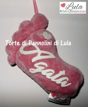 Carica l&#39;immagine nel visualizzatore di Gallery, Torte di pannolini di Lula Creazioni - Piedino personalizzato nome dedica - gadget auto portachiavi decorazione camera albero Natale regalo neonato rosa femmina
