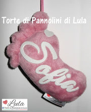 Carica l&#39;immagine nel visualizzatore di Gallery, Torte di pannolini di Lula Creazioni - Piedino personalizzato nome dedica - gadget auto portachiavi decorazione camera albero Natale regalo neonato rosa femmina
