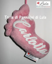 Carica l&#39;immagine nel visualizzatore di Gallery, Torte di pannolini di Lula Creazioni - Piedino personalizzato nome dedica - gadget auto portachiavi decorazione camera albero Natale regalo neonato rosa femmina
