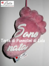 Carica l&#39;immagine nel visualizzatore di Gallery, Torte di pannolini di Lula Creazioni - Piedino personalizzato nome dedica - gadget auto portachiavi decorazione camera albero Natale regalo neonato rosa femmina
