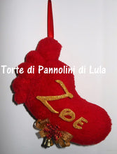 Carica l&#39;immagine nel visualizzatore di Gallery, Torte di pannolini di Lula Creazioni - Piedino personalizzato nome dedica - gadget auto portachiavi decorazione camera albero Natale regalo neonato rosso femmina
