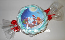 Carica l&#39;immagine nel visualizzatore di Gallery, torta di pannolini pampers lula creazioni personalizzata nome bebè idea regalo utile originale particolare economica nascita battesimo baby shower shop online spedizioni italia ancona milano torino caramella rosso gemelli unisex femmina maschio bimbo bimba babbo natale
