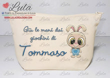 Carica l&#39;immagine nel visualizzatore di Gallery, torta di pannolini pampers pochette bustina borsetta organizer personalizzata lula creazioni idea regalo nascita battesimo baby shower utile originale particolare maschio femmina bimbo bimba bambino bambina economica shop online spedizioni italia ancona roma milano torino coniglietto giù le mani dai giochi
