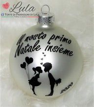 Carica l&#39;immagine nel visualizzatore di Gallery, palline di natale decorazioni personalizzate immagine il nostro primo natale insieme bacio romantica love cuore amore nome Lula Creazioni idea regalo Natale lei lui maschio femmina ragazza love bacio romantica
