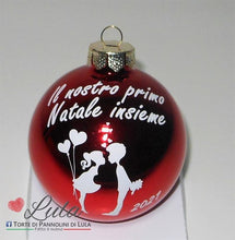 Carica l&#39;immagine nel visualizzatore di Gallery, palline di natale decorazioni personalizzate immagine il nostro primo natale insieme bacio romantica love cuore amore nome Lula Creazioni idea regalo Natale lei lui maschio femmina ragazza love bacio romantica
