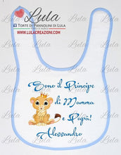 Carica l&#39;immagine nel visualizzatore di Gallery, Torte di Pannolini di Lula Creazioni - Bavaglino personalizzato nome dedica Principe mamma papà idea regalo nascita battesimo baby shower maschio azzurro torta di pannolini re leone simba
